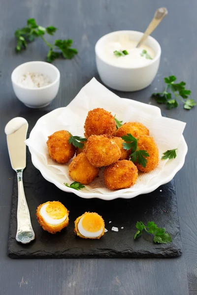  Bıldırcın yumurtası, derin kızarmış beyaz sos ile.