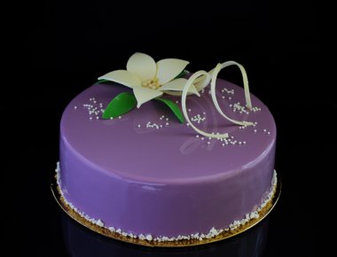  Çikolata glyassazhem kaplı modern pasta..