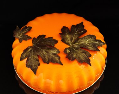 Çikolata glyassazhem kaplı modern pasta.. 