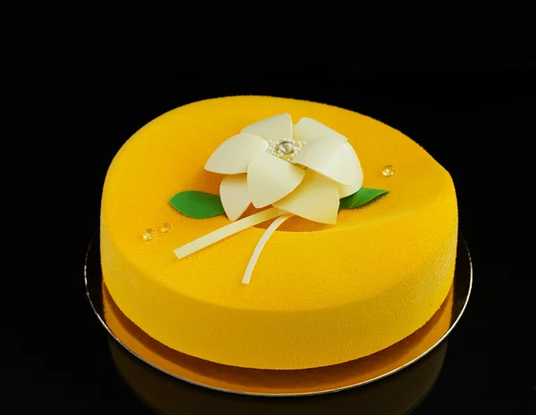 Elegante Cake "Exotische" met kokos, passion fruit, mango's en bananen — Stockfoto