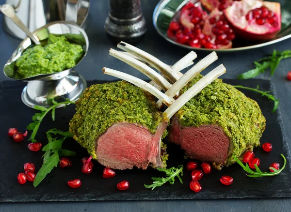 Rack of lamb in herb cheese and breadcrumbs. A festive meal. — Stock Photo, Image