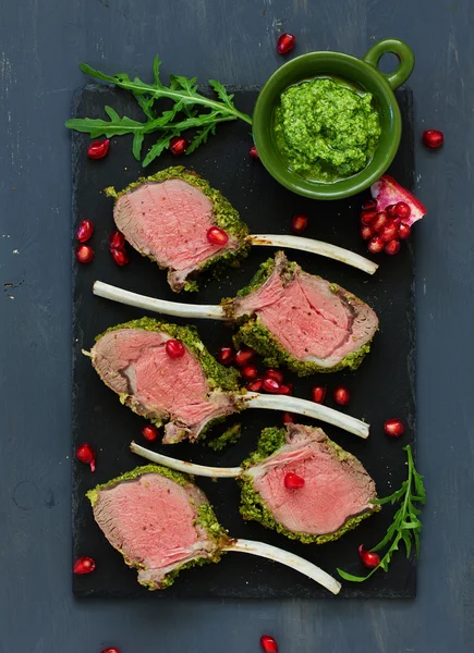 Rack of lamb in herb cheese and breadcrumbs. A festive meal. — Stock Photo, Image