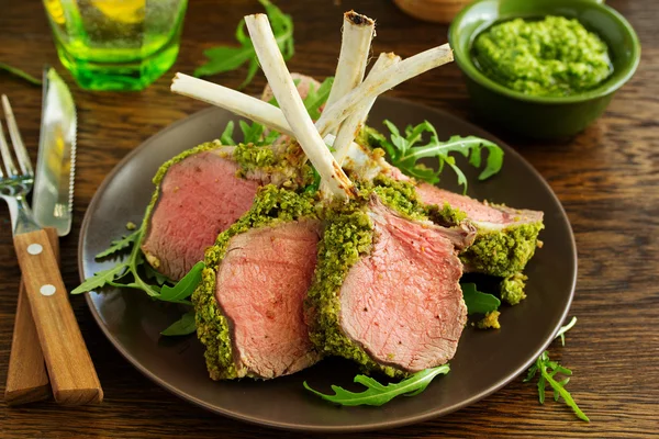 Rack of lamb in herb cheese and breadcrumbs. A festive meal. — Stock Photo, Image