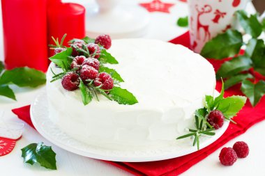 Yeni yıl veya Noel kek ahududu, seçici odak ile.