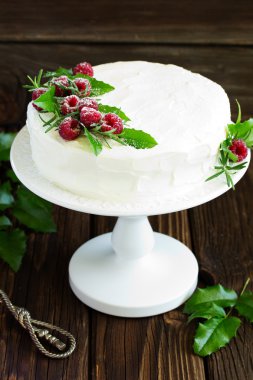 Yeni yıl veya Noel kek ahududu, seçici odak ile.