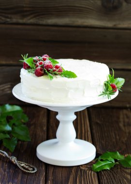 Yeni yıl veya Noel kek ahududu, seçici odak ile.