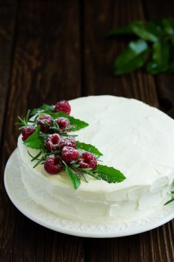 Yeni yıl veya Noel kek ahududu, seçici odak ile.