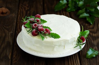 Yeni yıl veya Noel kek ahududu, seçici odak ile.