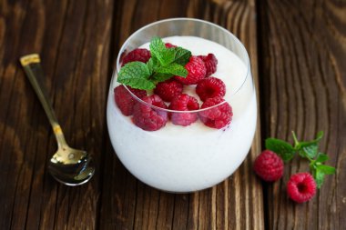 Hindistan cevizi sütü ve ahududu tatlı tapyoka.