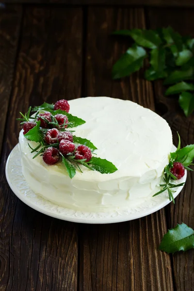 Neujahrs- oder Weihnachtskuchen mit Himbeeren, selektiver Fokus. — Stockfoto