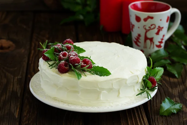 Neujahrs- oder Weihnachtskuchen mit Himbeeren, selektiver Fokus. — Stockfoto