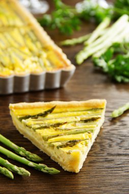 Kuşkonmaz ile pasta. Seçici odak.