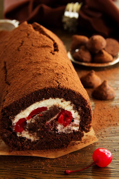 Gulung "Black Forest" dengan ceri dan coklat . — Stok Foto