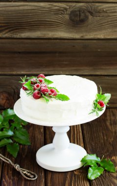 Yeni yıl veya Noel kek ahududu, seçici odak ile.