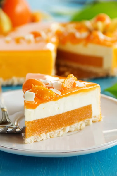 Cream cake with coconut, mango and persimmon — Stock Photo, Image