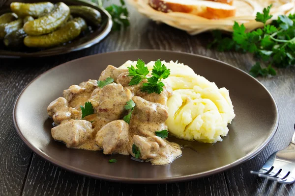 Rundvlees Stroganoff met aardappelpuree. — Stockfoto