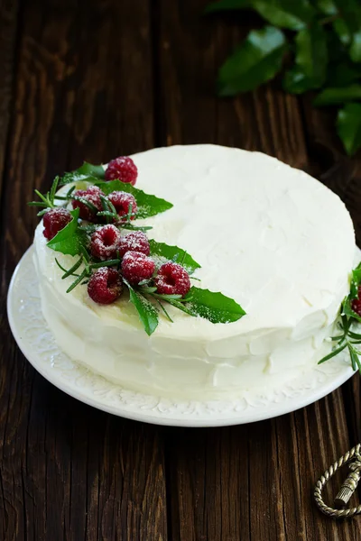 Neujahrs- oder Weihnachtskuchen mit Himbeeren, selektiver Fokus. — Stockfoto