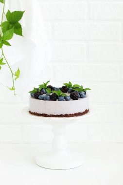 Böğürtlenli ve böğürtlenli, fırınlanmamış peynirli kek..