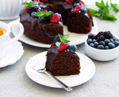 Sır ve taze çilek ile çikolatalı kek