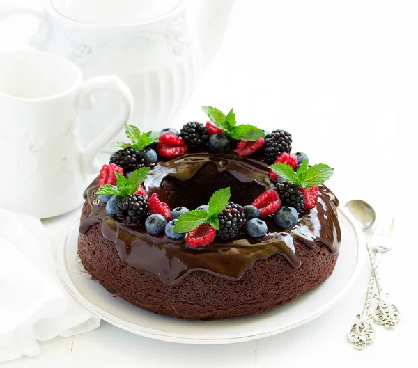 Κέικ σοκολάτας με γλάσο και φρέσκα μούρα — Φωτογραφία Αρχείου