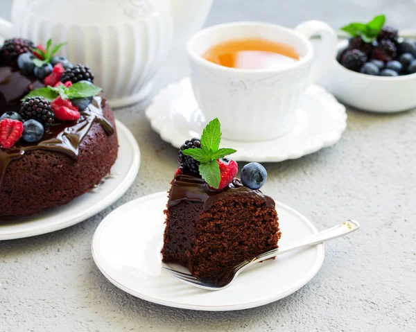 Pastel de chocolate con esmalte y bayas frescas — Foto de Stock