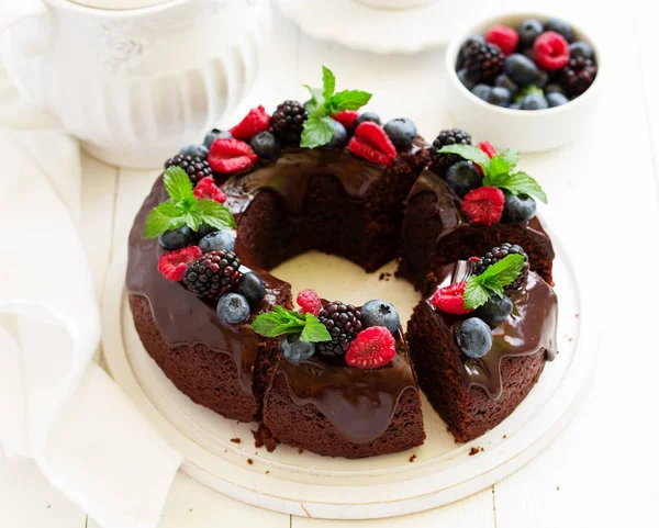 Ciasto czekoladowe z glazury i świeże jagody — Zdjęcie stockowe