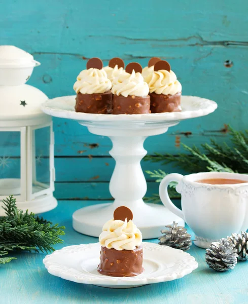 Chocolate cake with caramel, peanut cream "shibust." Selective focus. — Stock Photo, Image