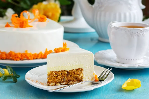 당근 케이크와 피칸, 무스, 윤기 나는 꿀. — 스톡 사진