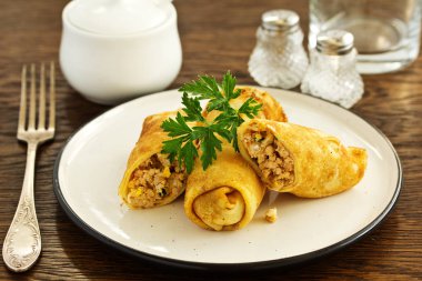 Et dolu ev yapımı krepler. Seçici odak