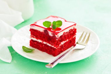 lezzetli kırmızı kadife kek bir plaka üzerinde bir parça.