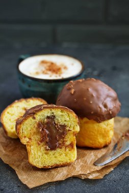 Çikolata dolgulu çörek ve çikolata kaplı çörek..