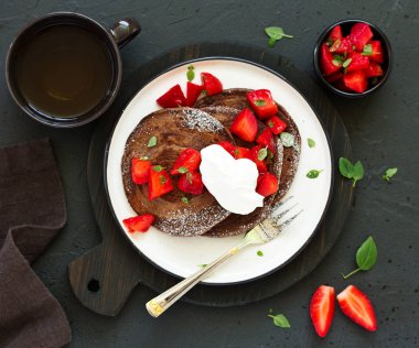 Çilekli çikolatalı krep ve çilek sosu.