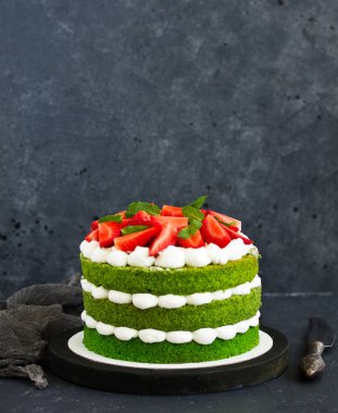 Ispanaklı, kremalı ve çilekli kek. Sevgililer Günü.