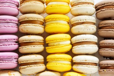 Fransız pasta makaron. Kalp şekli. Sevgililer günü. Seçici odak