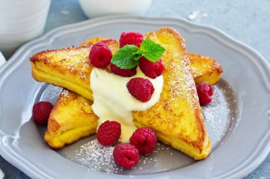 İngiliz soslu Fransız tostu ve ahududu..