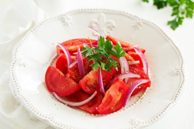 Domates ve soğan salatası. Seçici odak