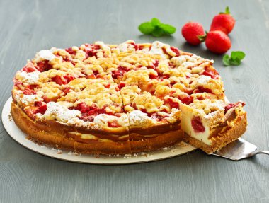 Çilek ve çatlar ile pişmiş peynirli kek.