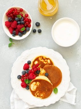 Kahvaltı - süzme peynirli krep, ahududulu krep, çilekli, yaban mersinli. Seçici odak