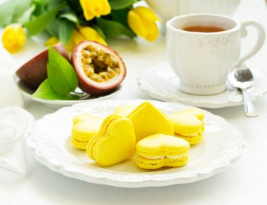 Fransız pasta makaron. Kalp şekli. Sevgililer günü. Seçici odak