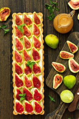 Mascarpone peyniri ve taze incir ile lezzetli ev yapımı pasta.