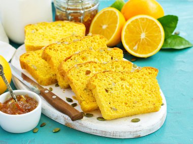 Tohum ve portakal kabuğu ile ev yapımı kabak ekmek.