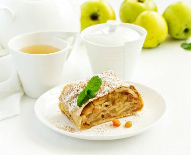 Tarçın ve dondurma topu ile elma strudel.