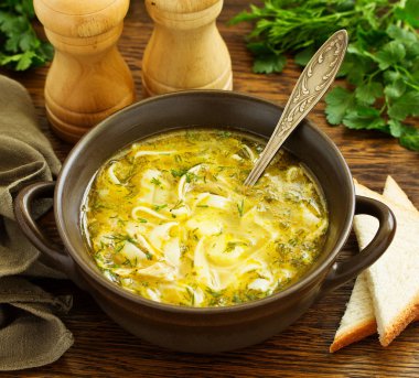 El yapımı erişte ile tavuk çorbası.