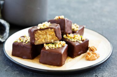 Fındık ve karamel ile kızartılmış ev yapımı şeker. Seçici odak