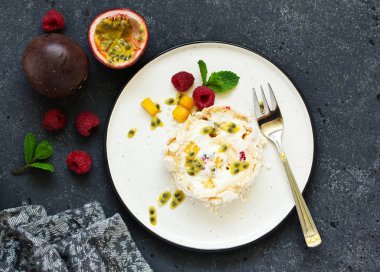 Ahududu ve çarkıfelek meyveli kremalı krema. Pavlova. Tatlı. Seçici odak