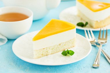 Şeftalili cheesecake. Seçici odak.