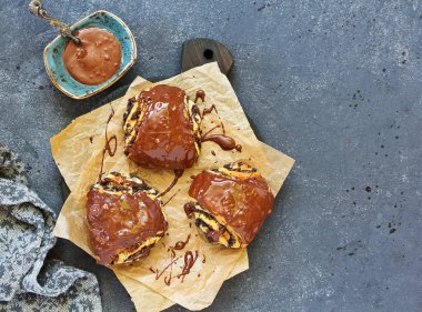Çikolatalı Brioche, çikolatalı ve haşhaşlı, çikolatalı ekmek, çikolata parçalı rulo,