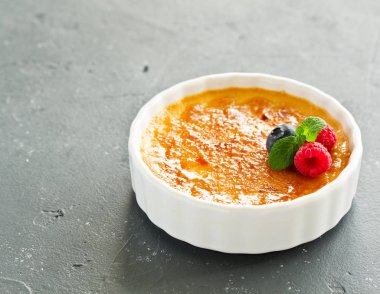Creme brulee. Karamelli ve dutlu tatlı..