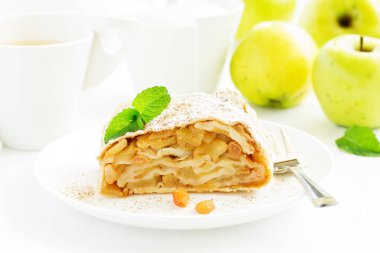 Tarçın ve dondurma topu ile elma strudel.