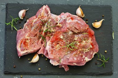 Baharatlı Türkiye uyluk, pişirmeye hazır.